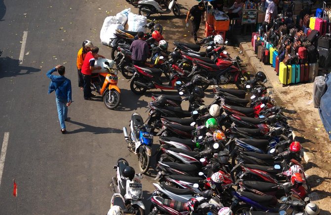 4 kebiasaan tukang parkir yang datang nggak diundang muncul nggak diharapkan