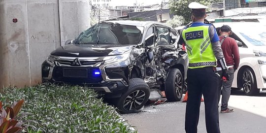 Pajero Ditumpangi Istri Irjen Boy Rafli Ditabrak Transjakarta di Kebayoran Lama