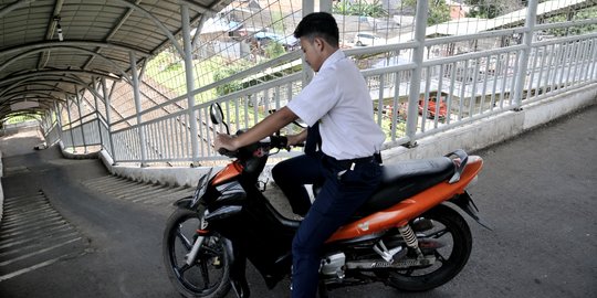 Ugal-Ugalan Pemotor Terobos JPO Stasiun Pasar Minggu Baru