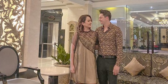 7 Potret Mesra Andrew Andika dan Istri yang Jarang Terekspos