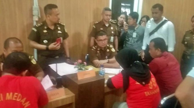 tiga tersangka pembunuh hakim jamaluddin diserahkan ke jaksa