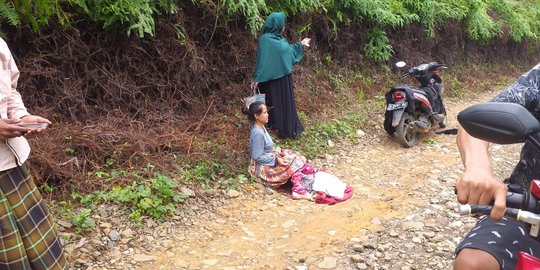 Ibu Muda Ini Terpaksa Melahirkan di Jalanan Rusak Usai Ban Motor Bocor