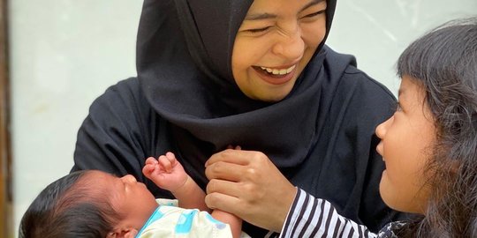 Ungkapan Hati Tantri Kotak Lihat Anak Keduanya yang Baru Lahir Sakit Hingga Diopname