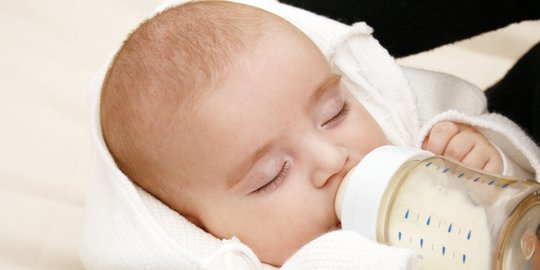 Mengapa Bayi Masih Belum Bisa Minum Air Putih?