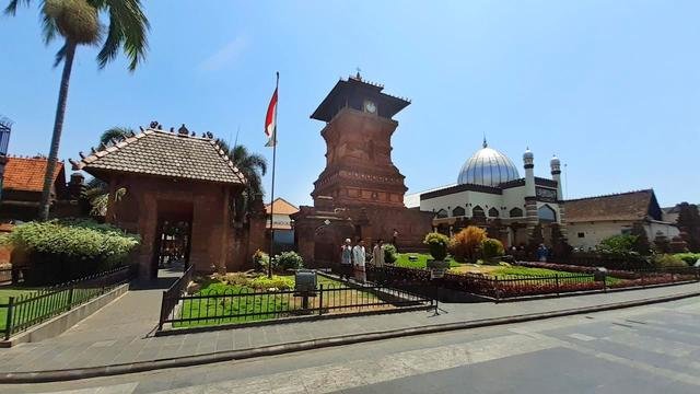 Menara kudus merupakan gabungan kebudayaan antara ajaran