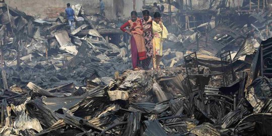 Ratusan Rumah Hangus Terbakar di Bangladesh