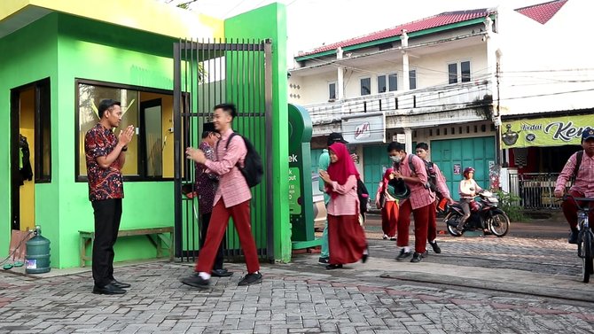 salam tanpa bersentuhan di smpn 13 surabaya