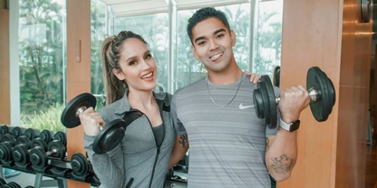 6 Potret Aero Aswar, Atlet Jetski yang Digosipkan Dekat dengan Cinta Laura