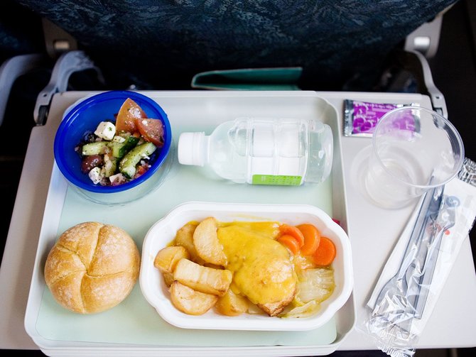 ilustrasi makanan di pesawat