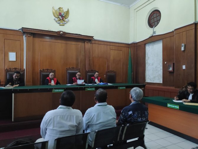6 terdakwa kasus amblesnya jalan gubeng divonis bebas