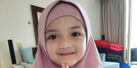 Enggan Memakai Baju Terbuka, Ini 10 Potret Arsy Hermansyah Pakai Jilbab