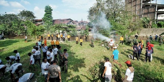 Terjaring Razia, 20 Preman di Medan Dihukum Bersihkan Sungai