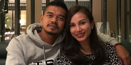 6 Potret Mesra Bambang Pamungkas Dan Istri Harmonis Dan Jauh Dari Gosip Merdeka Com