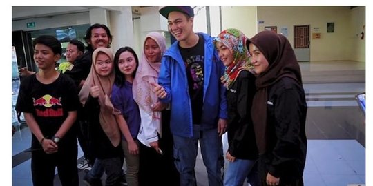 5 Momen Baim Wong Bagi-Bagi Uang dan Baju, Sampai Masuk ke Mesin Games