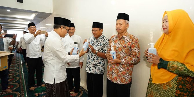 Cegah Penyakit, Banyuwangi Bagi-Bagi Hand Sanitizer ke Masjid sampai Gereja