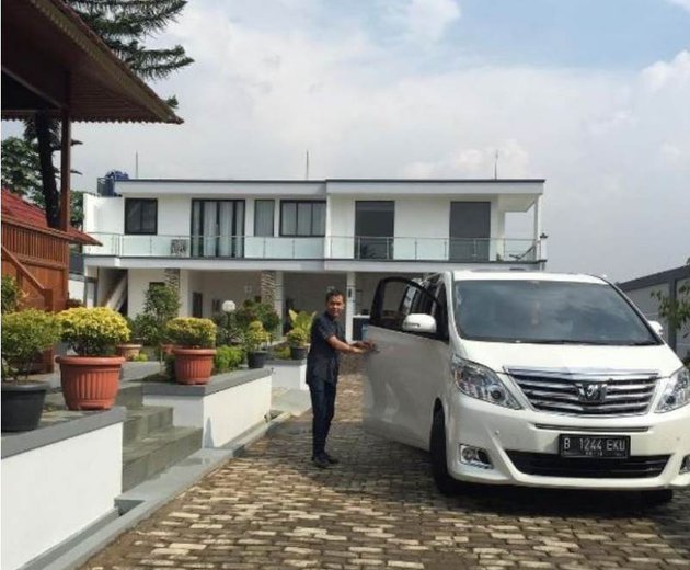 12 artis ini punya hotel dan villa mewah