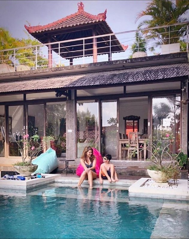 12 artis ini punya hotel dan villa mewah