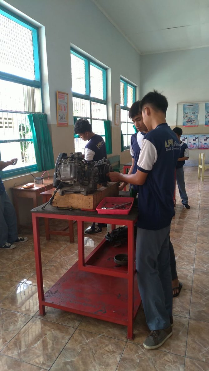 wahana makmur berikan pelatihan sepeda motor di smk istimewa lpka tangerang