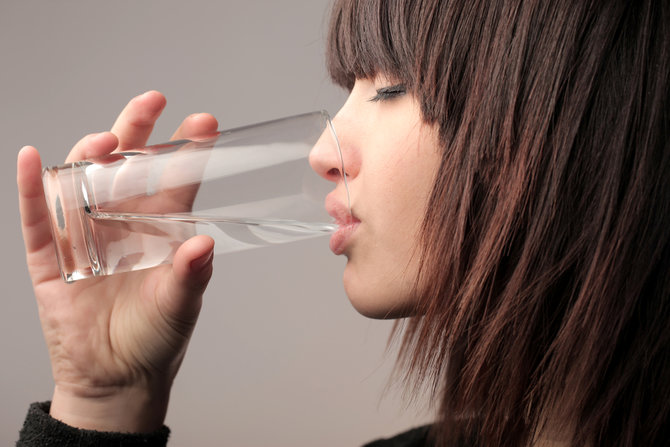 ilustrasi minum air putih