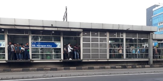 Transjakarta Hanya Operasikan 13 Rute, Penumpang di Sejumlah Halte Mengular Panjang