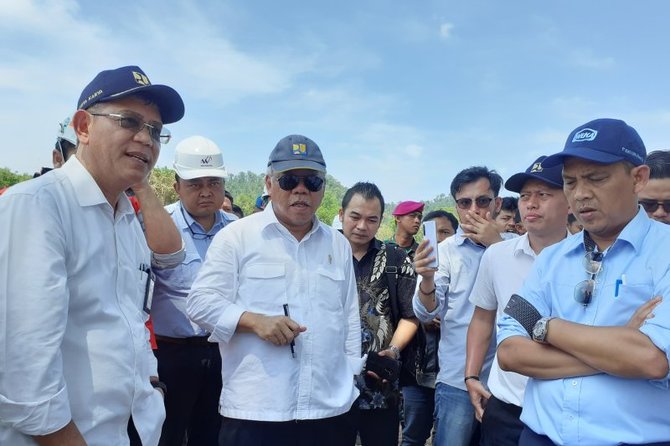 menteri pekerjaan umum dan perumahan rakyat basuki hadimuljono meninjau bekas kamp vietnam pulau galang