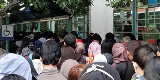 Penumpukan Penumpang Berbahaya, DPRD DKI Minta Anies Normalkan Armada Transjakarta