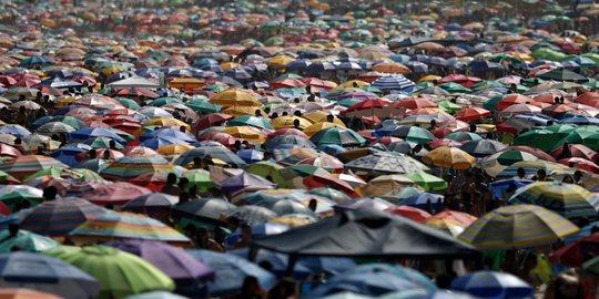 Meski Telah Diumumkan Wabah Corona, Warga Brasil Santai Liburan di Pantai