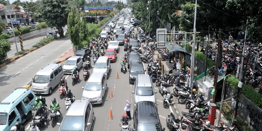 Semrawutnya Kemacetan Akibat Parkiran di Pasar Pramuka Membeludak