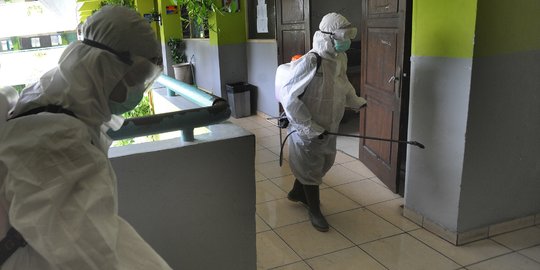 Waspada Corona, Kendaraan dan Orang Mau Masuk Kemenhan Disemprot Disinfektan