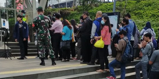 Cegah Penumpukan Penumpang, TNI Disiagakan di Halte Transjakarta dan Stasiun MRT