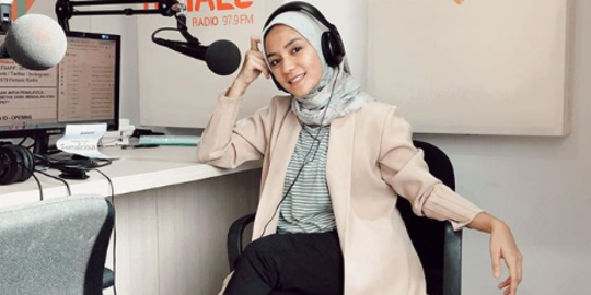 5 Potret Terbaru Enno Lerian, Kini Telah Hijrah dan Tetap Modis Walau Pakai Hijab