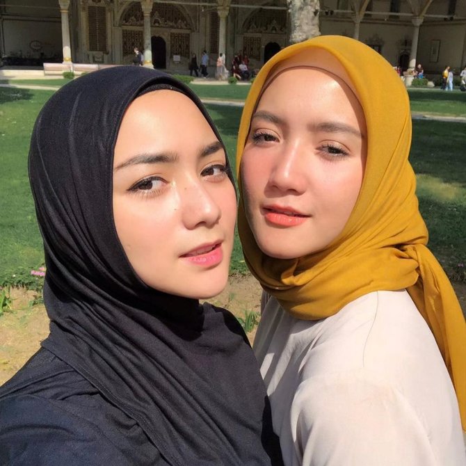 artis cantik yang ternyata kakak beradik