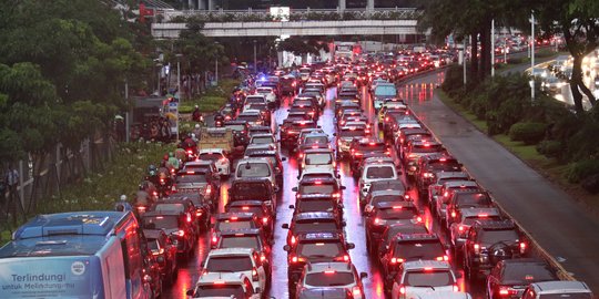 Imbas Ganjil Genap ditiadakan, Lalu Lintas di Sudirman Macet Parah