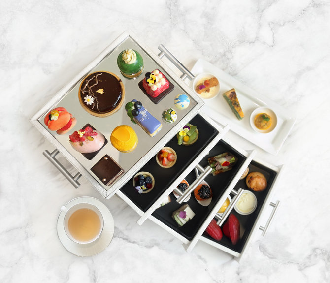 Kolaborasi Unik, Fairmont Sajikan Afternoon Tea dalam Nuansa Warna