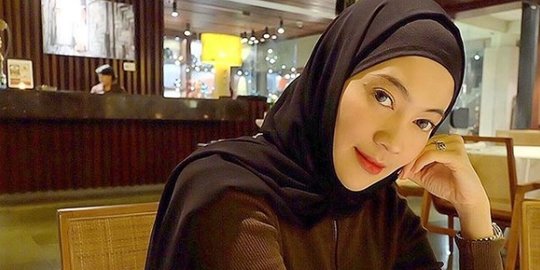 Indah Dewi Pertiwi Sedang Pasrah Menunggu Jodoh dari Allah