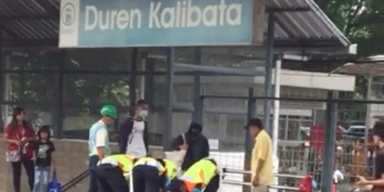 CEK FAKTA: Hoaks Penumpang KRL Terkapar karena Corona di Stasiun Duren Kalibata