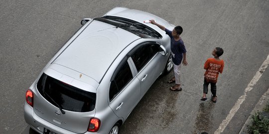 Geliat Anak-Anak Pembersih Kaca Mobil di Jalan Raya