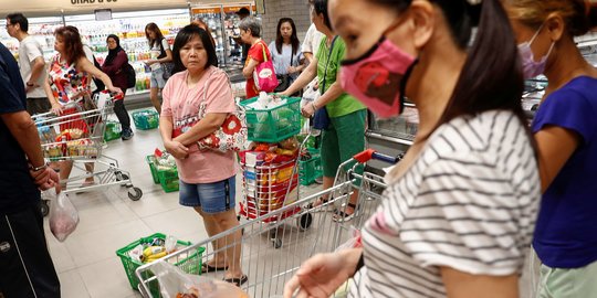 Kebijakan Lockdown Malaysia Picu Panic Buying di Singapura
