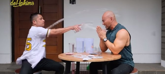 deddy corbuzier ngamuk saat disiram irfan hakim dan gulingkan meja