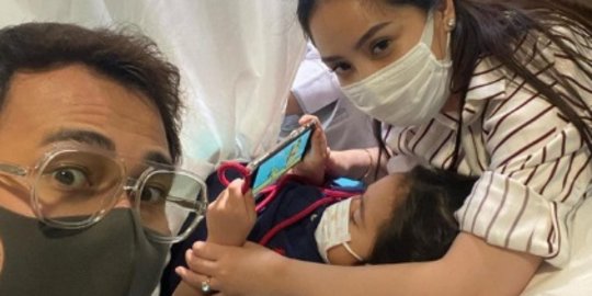 6 Momen Prosesi Sunatan Rafathar, Santai Sambil Main Gadget