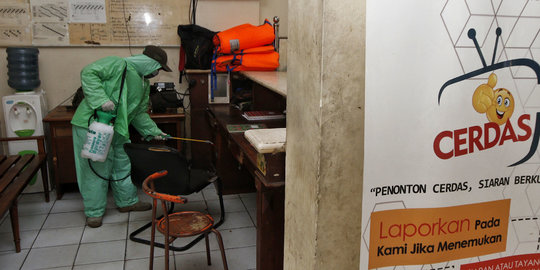 Penyemprotan Disinfektan di Kantor Kecamatan Guna Cegah Corona