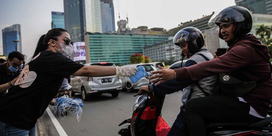 Aksi Relawan Berbagi Masker Gratis Cegah Penyebaran Covid-19
