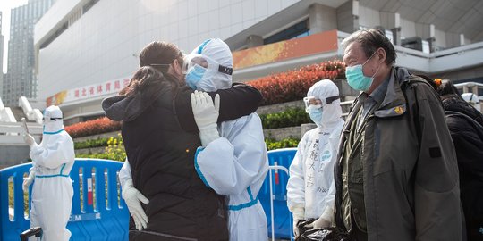 Momen Haru Perpisahan Petugas Medis dan Pasien Corona di Wuhan
