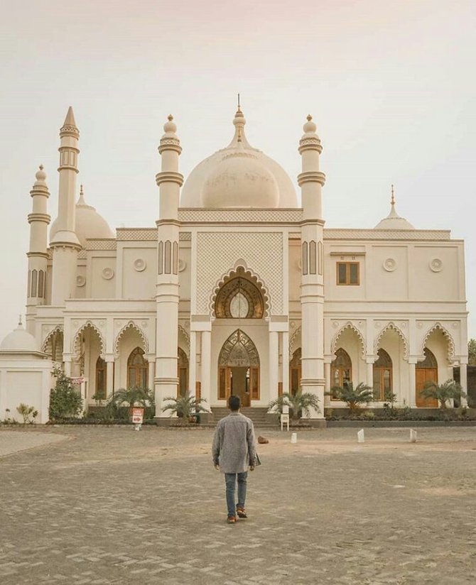 masjid salman al farisi malang
