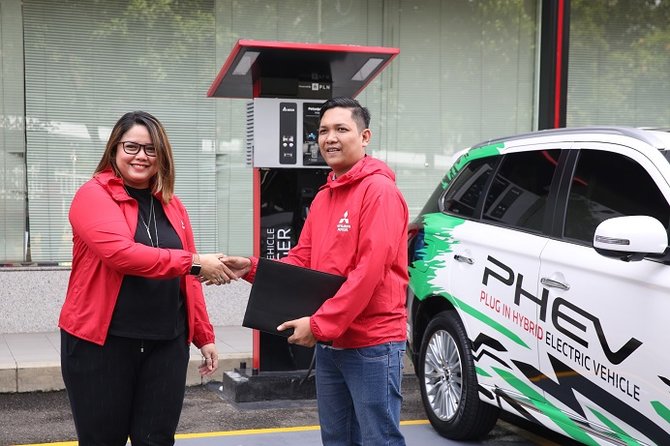 mitsubishi outlander phev jadi armada transportasi massal