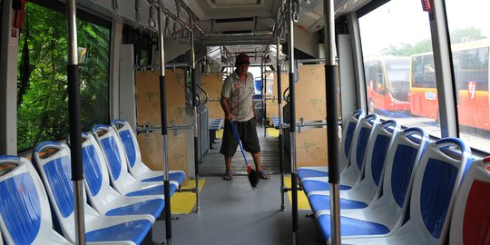 Social Distancing, Transjakarta Jaga Jarak Penumpang Satu Lengan di Dalam Bus