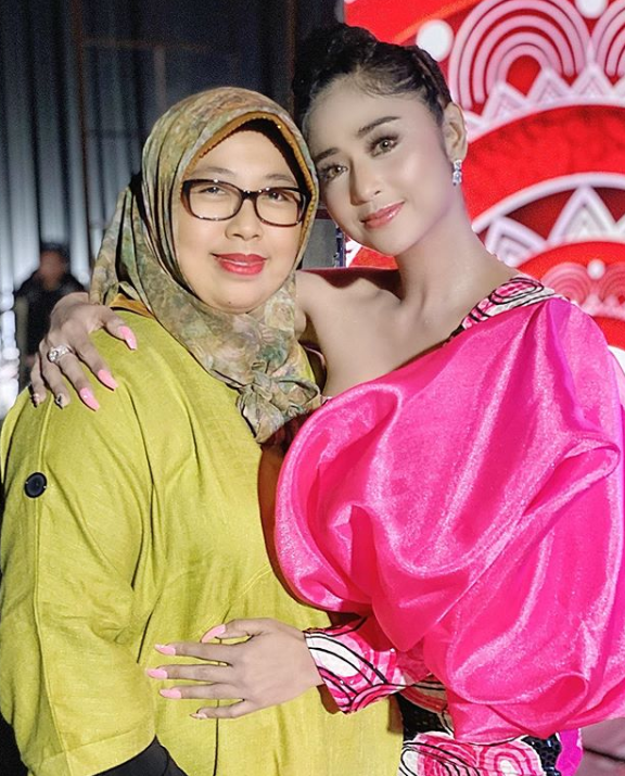 kakak soimah dan dewi perssik