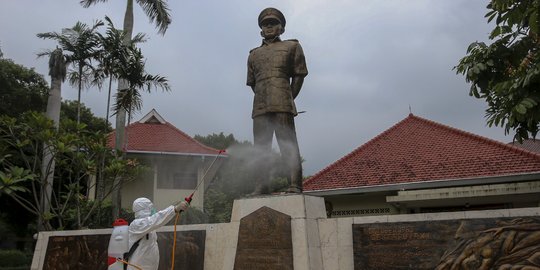 Penyemprotan Disinfektan di Museum Ahmad Yani