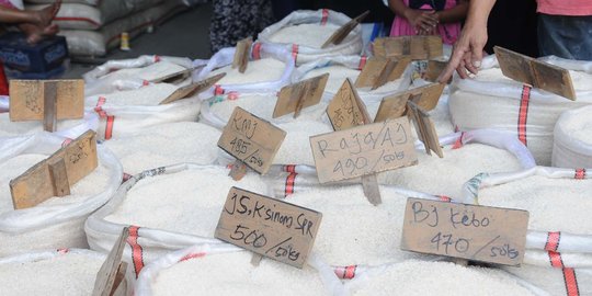 Stok Beras DKI Aman, Pasar Induk Cipinang Tetap Beroperasi