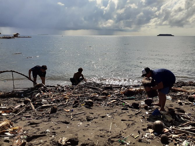 nelayan bangsring underwater bersih bersih sampah di pantai